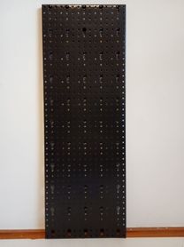 Płyta perforowana czarna 225x630x15 mm. (szerokość x wysokość x głębokość-rant)