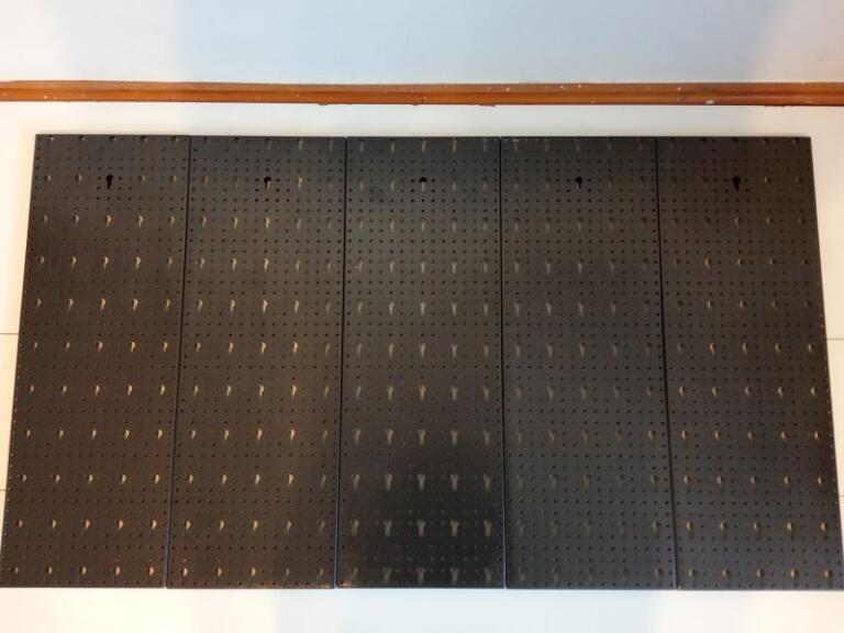 Płyta perforowana czarna 225x630x15 mm. (szerokość x wysokość x głębokość-rant) (6)